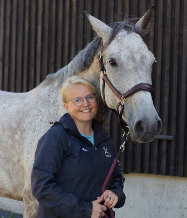 Hevonen ja taluttaja.